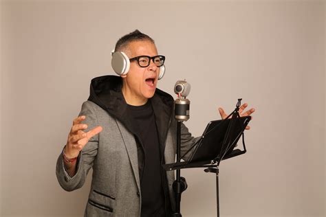 Actores de doblaje en estudio