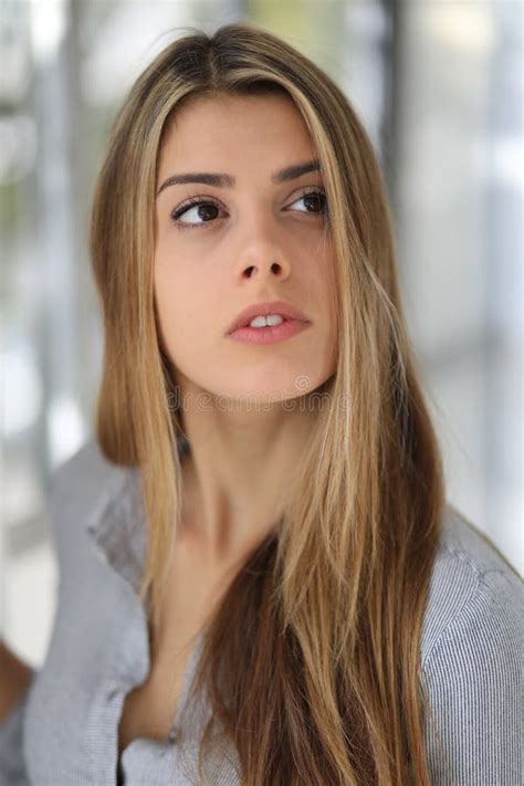 Retrato de una joven rubia con ojos marrones.