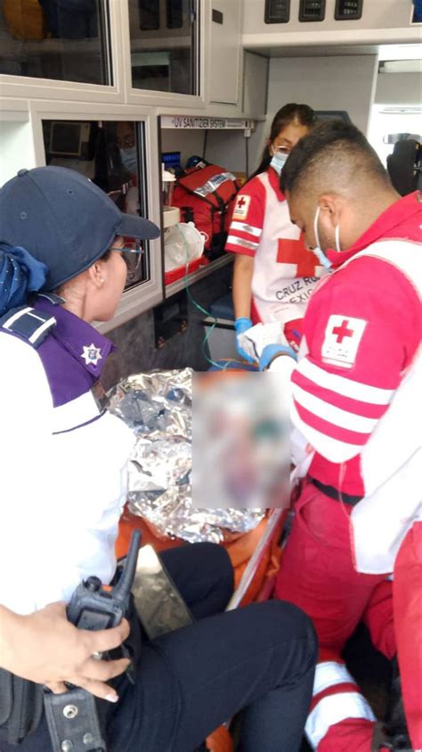 Niña-pez siendo rescatada por un niño