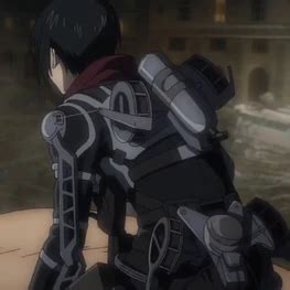 Mikasa portando lo que seria el modelo mixto del equipo de maniobras