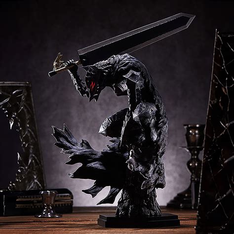Peana detallada de la estatua de Guts