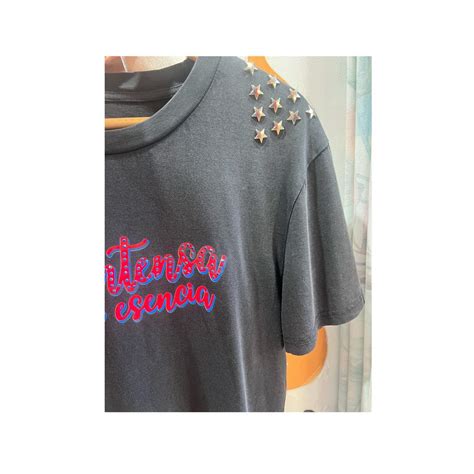 Detalle de la camiseta con la palabra 