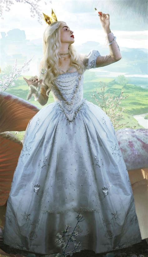Reina Alicia con corona torcida y mirada perturbada