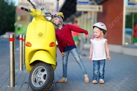 Dos chicas en motocicleta explorando un paisaje post-apocalíptico