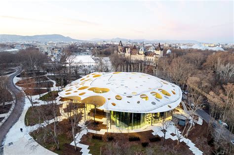 Fachada de cristal de la Casa de la Música Húngara reflejando el entorno