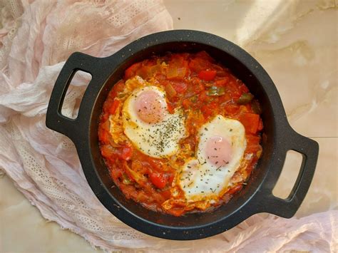 Variedad de shakshuka con verduras y especias