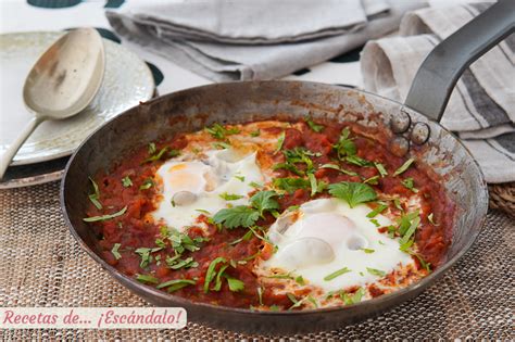 Sartén con shakshuka lista para servir