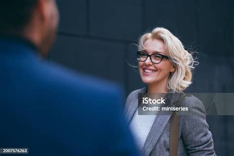 Mujer elegante hablando con un hombre de negocios