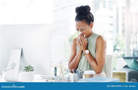 Mujer delicada con apariencia enfermiza rodeada de sirvientes