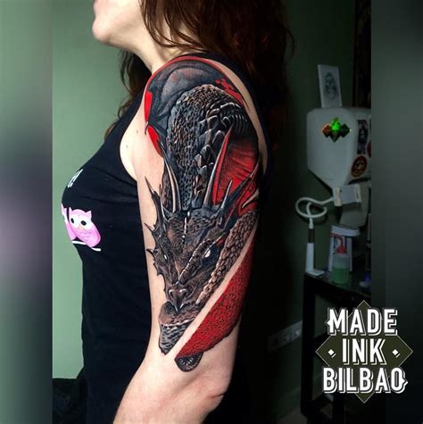 Representación de un dragón con patrones de tatuaje