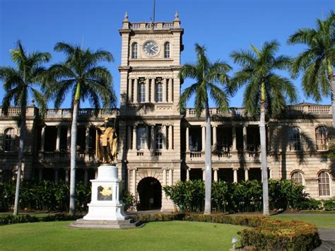 Estatua de Kamehameha I frente al Aliʻiōlani Hale