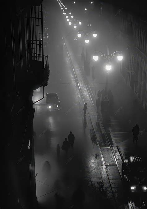 Niebla en una ciudad japonesa con siluetas de personas