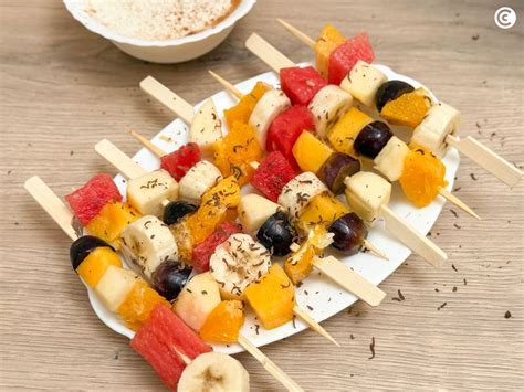 Imagen de brochetas de fruta tropical para acompañar el cóctel Hurricane