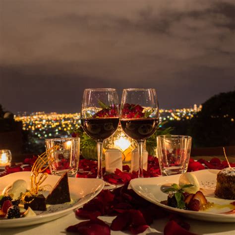 Ilustración de dos hombres en una cita romántica con temática de acuario y libra