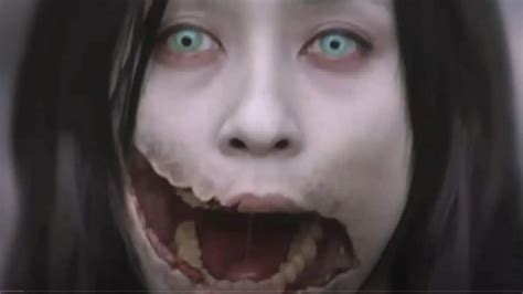 Ilustración de la Kuchisake Onna con su característica boca cortada