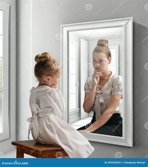 Erza como niña pequeña mirando su reflejo en el hielo