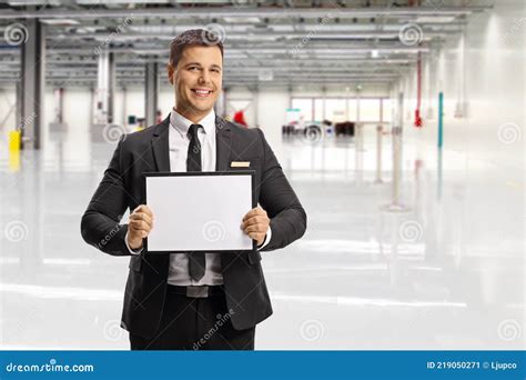 Imagen de un conductor esperando a un pasajero con un cartel