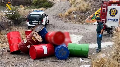 Fotografía de bidones de material contaminado en Palomares