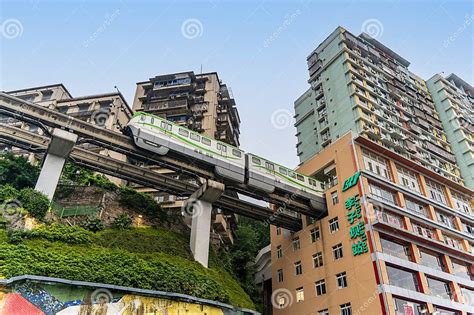Metro atravesando un edificio en la estación de Liziba