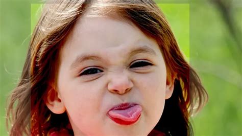 Katsuki Bakugo realizando su icónico gesto de sacar la lengua.