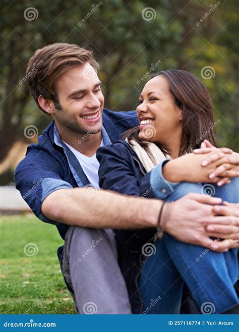 Pareja joven compartiendo un momento tierno