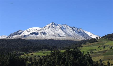 Valle de Toluca con el Nevado de Toluca al fondo
