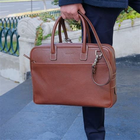 Agente Graves ofreciendo el maletín