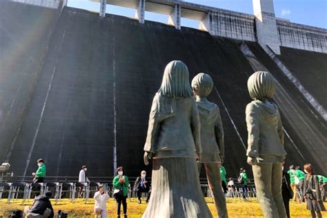 Estatua de bronce de Eren, Mikasa y Armin en Hita