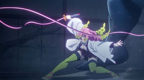 Mitsuri Kanroji luchando con su espada