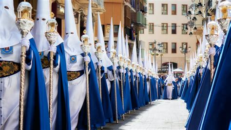 Imagen de un paso de Semana Santa en una calle de Extremadura