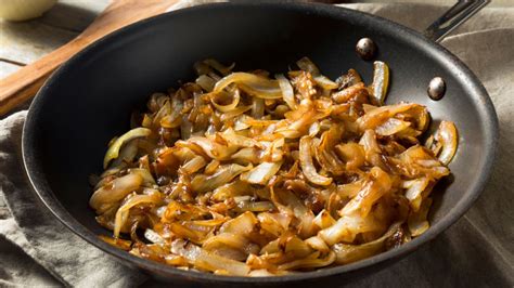 Cebollas caramelizadas en una sartén