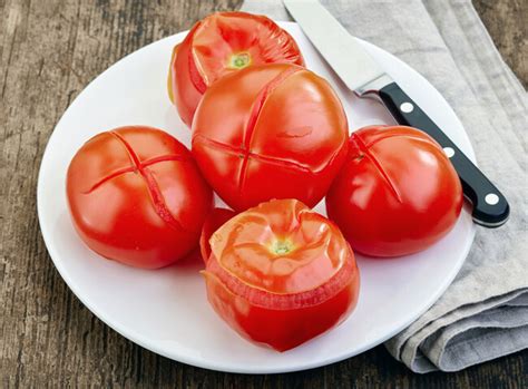 Tomates con corte en X listos para pelar