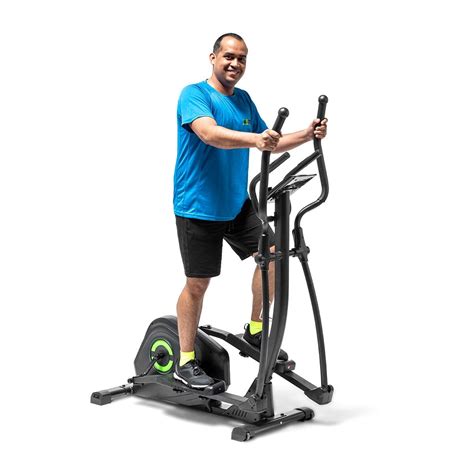 Una persona haciendo ejercicio en una máquina elíptica.