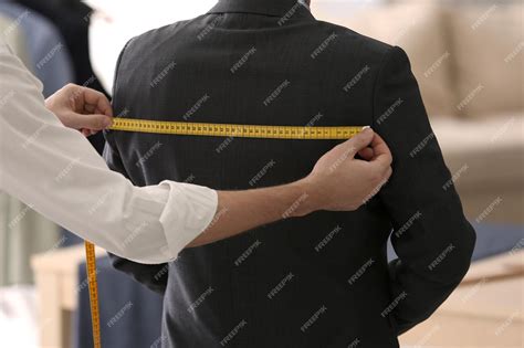 Persona tomando medidas de otra