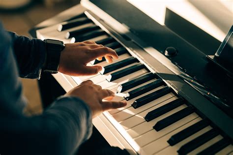 Licht Todoroki tocando el piano