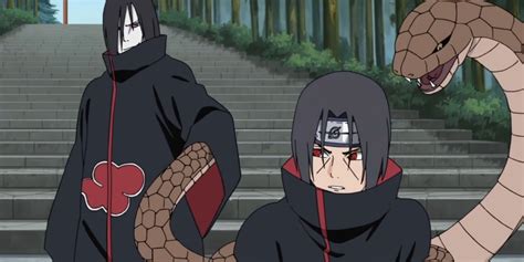 Orochimaru atacando a Itachi