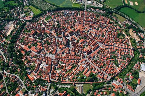 Comparación arquitectónica entre Nördlingen y los distritos de Shingeki no Kyojin