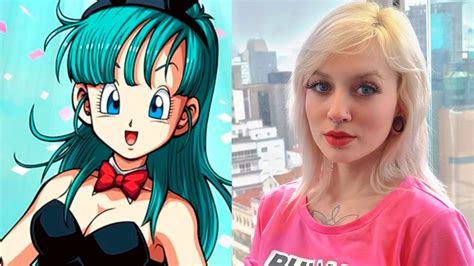 Cosplay de Bulma con vestido rojo y pañuelo amarillo