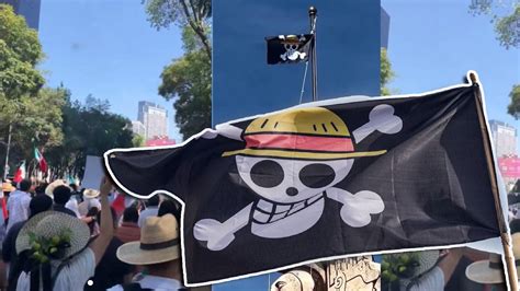 Jóvenes manifestándose con la bandera de One Piece