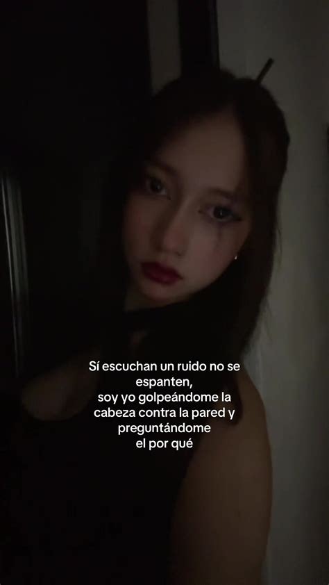 Asa Mitaka golpeándose la cabeza contra la pared