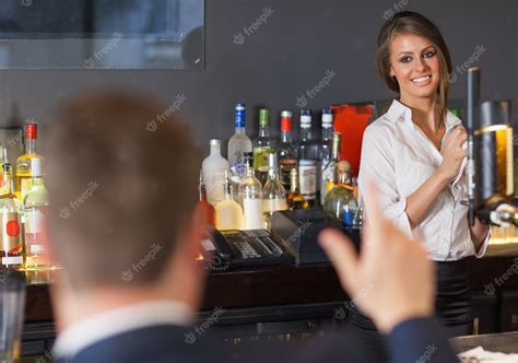 Yoshida invitando un trago a Asa