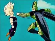 Trunks esquivando un ataque de Cell