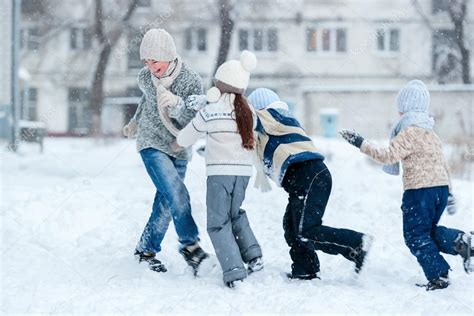 Niños jugando en la nieve