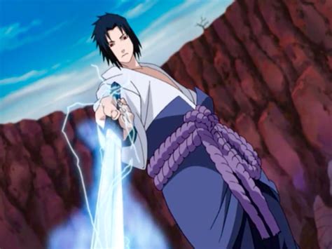 Sasuke Uchiha blandiendo su espada Kusanagi imbuida con Chidori