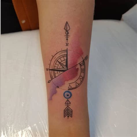 Ejemplos de diseños de tatuajes de brújula: tradicional, náutico, geométrico, acuarela