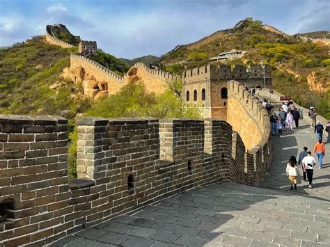Vista de la muralla con titanes