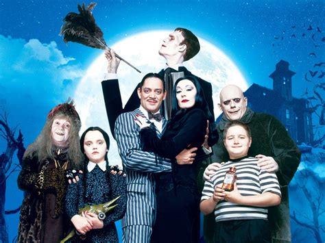 Infografía con la línea de tiempo de las adaptaciones de Los Locos Addams