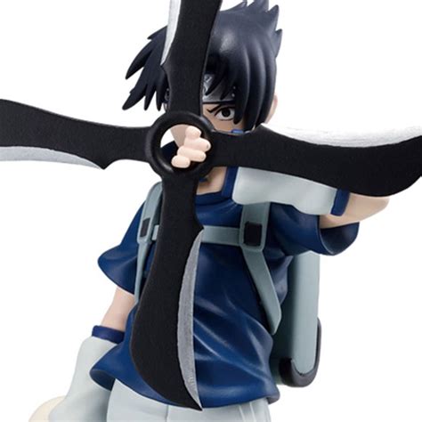 Sasuke usando una Fūma Shuriken