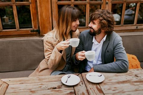Pareja en un café acogedor