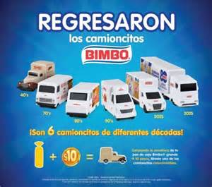 Ban mostrando su colección de etiquetas a Elaine